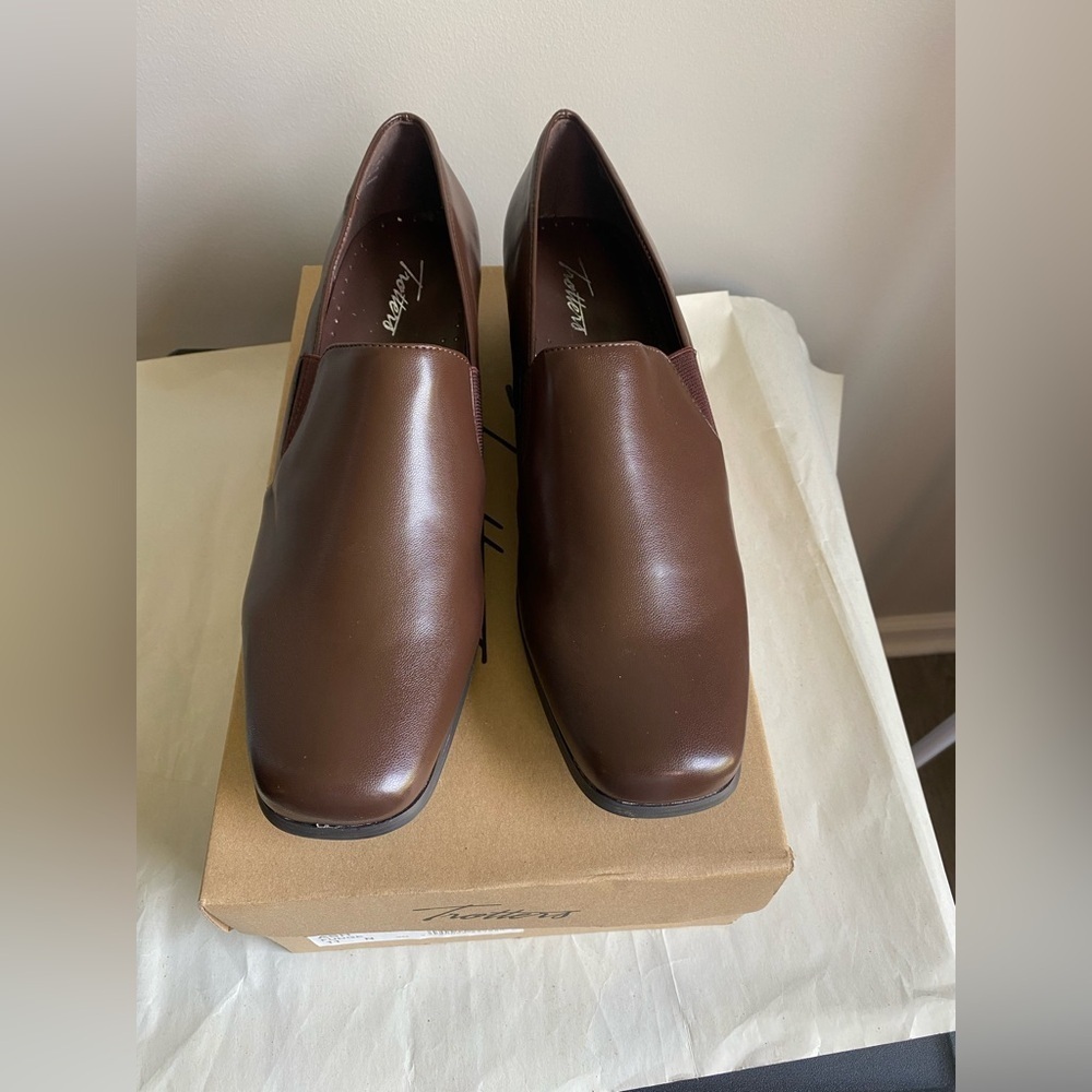 Trotters ash loafers in fudge